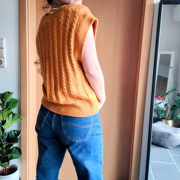 Cupcakes and Cashmere Yellow Cable Knit V-Neck Sweater Vest Women's Size Small - Picture 2 of 7